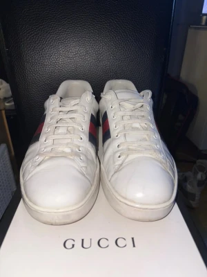 Gucci skor - Vita gucci skor med blå röda ränder | storlek 42,5 år | allt og medföljer | bra skick | pris kan diskuteras