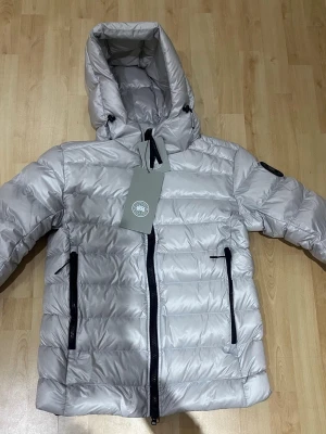 Canada goose crofton - Riktigt fet canada goose crofton jacka i färgen vit, passa på nu!!! Priset är inte hugget i sten så skicka prisförslag!!