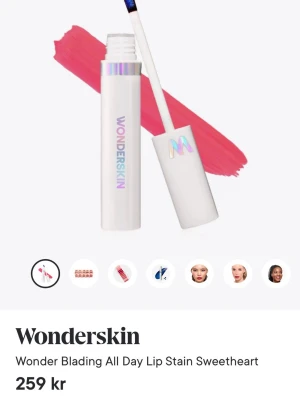 Wonderskin Wonder Blading Lip Stain - Läppglans från Wonderskin i nyansen Sweetheart. Kommer i en vit, cylinderformad tub med holografiska detaljer och applikator. Perfekt för dig som vill ha långvarig färg på läpparna. Testade en gång. 