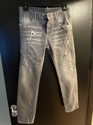 Gråa DSQUARED2 jeans skater jeans model - Säljer ett par gråa jeans från DSQUARED2. De är självklart äkta och i mycket bra skick, dvs inga fläckar eller skador. Hög kvalitativa och prisvärda, tyvärr har de blivit försmå för mig. Hör av er med frågor och funderingar 