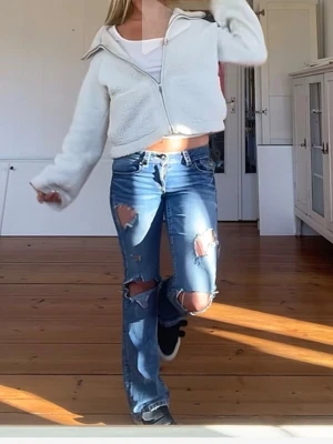 Jeans med hål - säljer dessa som ej kommer till användning, köpte dom utan hål och gjorde hålen själv!💗