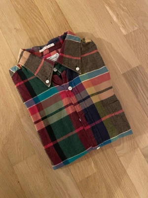 Rutig skjorta från Gant, storlek L - Snygg färgglad rutig skjorta från Gant. Nypris ca 1200 kr mitt pris endast 199 kr. Fraktar inom 1 dag, om du har någon fundering så är det bara att höra av sig😊