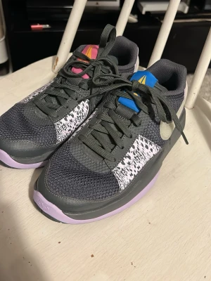 Basketskor  - Nike ja1 jr i storlek 38.5 bara använda fåtal gånger 