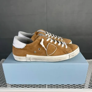 Helt nya Philippe model prsx  - Hej! Jag säljer ett helt nytt par philippe model prsx. I en brun/orange färg. De är i storlek 41 och allting ingår, låda och skopåse. Hör gärna av er vid frågor och funderingar🤗