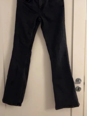 Svarta bootcut jeans från 157 - Snygga svarta jeans från 157 med bootcut-modell.