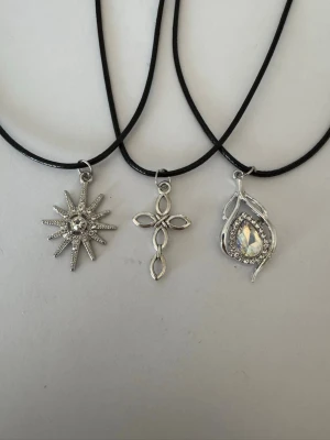 3pack halsband  - Halsband som inte är i äkta silver/guld. Kedja är oftast 50cm men kan ibland komma i 45cm. Kedja är rostfritt stål, berlock oftast i zinklegering men kan även det i vissa fall vara rostfritt stål. Be gärna om mått på berlock om detta är viktigt då bilderna är missvisande när det gäller hur stora dom är! 🌹❤️  Allt är nytt.  Bud accepteras inte 🥰🌹