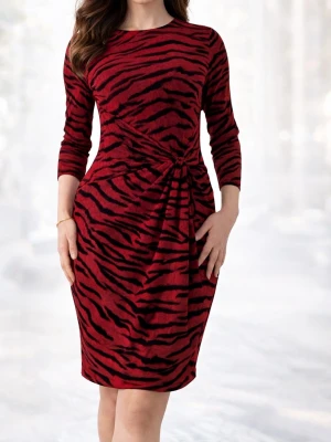 Röd zebramönstrad omlottklänning - Snygg röd klänning med svart zebramönster och omlottdetalj i midjan. Klänningen har trekvartsärm och en figurnära passform som framhäver siluetten. Perfekt för dig som vill sticka ut med en trendig look.