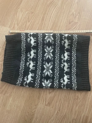 Hundtröja - Hundtröja med renar och stjärnor perfekt för vintern. Behöver tvättas. Lite nopprig men fin i övrigt.  Passar en hund som är lite bredare mellan frambenen.   