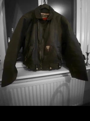 Svart skinnjacka med nitar och patch - Rare jacka från 80-90 talet soho från japansk designer Masaakai Takahashi. Finns bara ca 5 st världen runt, bra condition men har lite små fläckar / hål (kolla bilder). Väldigt tung tyg och coola detaljer.