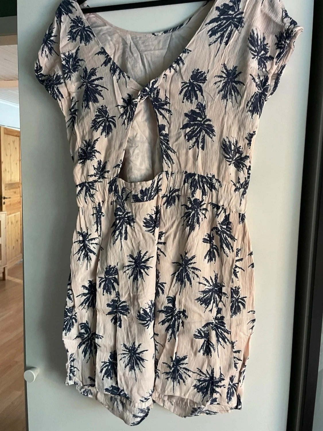Beige kortklänning med blå palmer - 1
