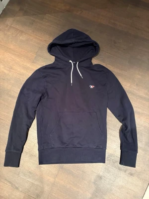 Maison kitsune hoodie - Mörkblå hoodie från maison kitsune | nypris ca 2000kr | hör av er vid frågor |