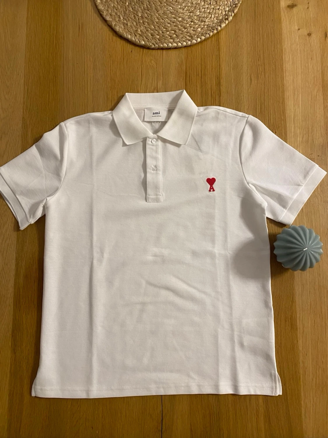 Vit piké från Ami Paris med rött hjärta