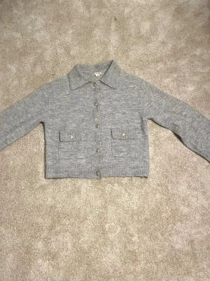 Tröja från gina - Tröjan är i nytt skick och jag har andvänt den en gång. Skriv om du undrar något.