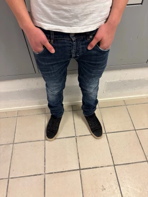 Dondup Jeans Sam - Trendiga och snygga jeans från Dondup som är väldigt efterfrågade just nu. Jeansen är givetvis äkta, slitningarna är från fabrik. Skick 8/10 - hör av er vid funderingar eller frågor. Dondups är små i storleken, så ta gärna reda på era mått för att undvika missnöje! ✌️