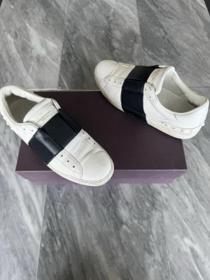 Valentino Open skor - Valentino Open - Skick: Fint skick  - Storlek 41 - Tillbehör: Valentino kort - Nypris: 6000kr - TrendWardrobe