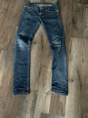 Mörkblå nudie jeans slim fit/straight - Säljer ett par snygga nudie jeans 