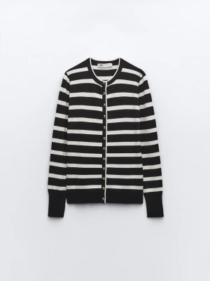 Randig svartvit kofta ZARA - Säljer denna super fina randiga kofta från zara!! Passar perfekt till vardags men även till festligare tillfällen. 🩷🩷