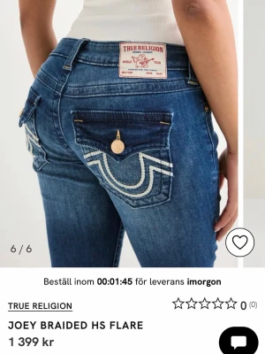 True religion jeans mörkblå flared - Mörkblåa flared jeans från true religion med vita kontrastsömmar. Minimala skador längst ner så väldigt prisvärd