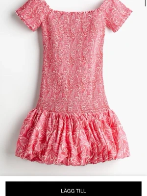 Rosa volang klänning  - Jättefin populär klänning från H&M i jätte bra skick !💝