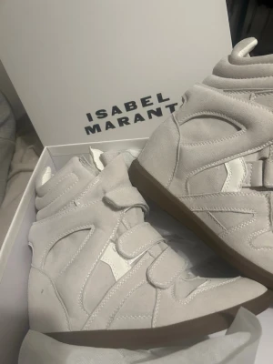 ❣️ Isabel Marant Beige VitNYA 36 EU, 35 - BUDA!!!!! skor i storlek 36, helt nya !! ~ ;D Skriv om ni är mellan 35-36 tror nog de passar ❣️ Buda, först till kvarn förstås!! Jag svarar snabbt., kan skicka nästa dag 😆 10/10 kondition!!