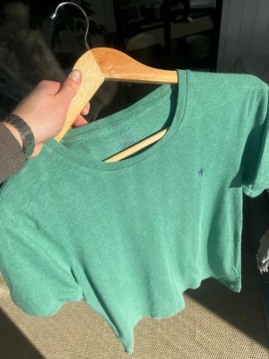 Ralph Lauren T-shirt - Säljer en snygg och klassisk T-shirt från Ralph Lauren. Perfekt inför sommaren 🏝️🌊