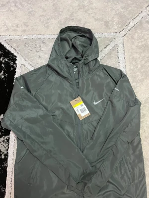 Grå Nike Miller Vindjacka  - Grå Nike Miller vindjacka i storlek S, ganska liten i storleken, pris går att diskutera vid snabb affär, fraktar snabbt!!!