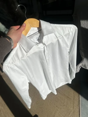 Bläck Skjorta - Säljer en snygg och klassisk skjorta från Bläck. Perfekt till mer uppklätt och festliga tillfällen ✨🎊