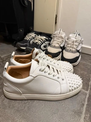 Christian louboutin  - Ett par vita loubs i storlek 42. Skorna är i bra skick bara lite smutsiga använda Max 10 gånger.