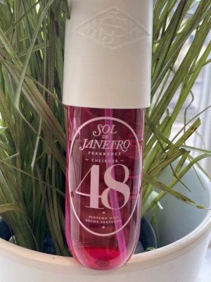 Sol de Janeiro Cheirosa 48 Perfume Mist - Sol de Janeiro Cheirosa 48 Perfume Mist. Den är somrig, fruktig och fräsch. Har bara testat den en gång. Säljer för att den inte passar min smak.