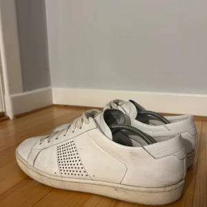 Vita unika Saint Laurent skor  med nitar -  Vita unika Saint Laurent skor med nitar. Ange ett pris så får vi diskutera! Ingen box mm därav de låga priset!