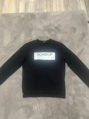 Svart sweatshirt från Dondup - Fet dondup hoodie. Nypris: 3500. Skick: 4/5. Storlek: M. Några frågor o funderingar så är de bara att skriva.