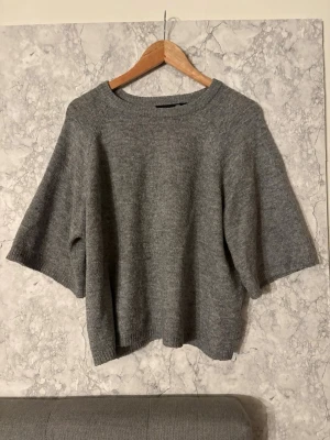 Grå oversized stickad tröja - Mysig grå stickad tröja med bred passform och halvlånga ärmar. Tröjan är från lager 157 och är i storlek S 