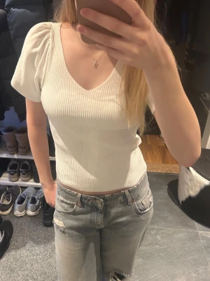 Vit ribbad topp - Så söt topp från only, nästan aldrig använd - inga defekter. Säljer eftersom jag aldrig använder den. Passar både till vardags men också fest. Så fin detalj med en rosett baktill. Hör av er för frågor eller fler bilder ❤️