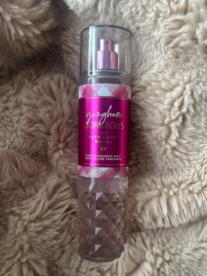 Gingham Gorgeous Fine Fragrance Mist - Gingham Gorgeous Fine Fragrance Mist från Bath & Body Works. Perfekt för dig som älskar fräscha och blommiga dofter. Skick: Nästan helt full! Endast testsprayad ca 5 gånger, så flaskan är i princip som ny (se bild för vätskenivå). Storlek: 236 ml / 8 fl oz. Kolla gärna på andra liknande plagg (sortiment) på min sida!