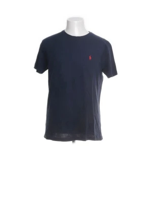 Ralph lauren T-Shirt - Klassisk mörkblå t-shirt från Ralph Lauren med röd broderad logga på bröstet. T-shirten har rund halsringning och korta ärmar. Tillverkad i mjuk bomull för en skön känsla och enkel stil.