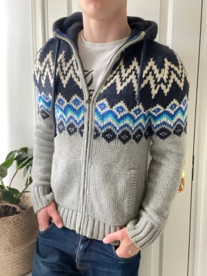 Hollister cardigan  - Hollister cardigan - hur najs som helst. Inga defekter förutom kan kännas lite nopprig här och där! Modellen i bilderna är 180 cm 75 kg och bär Storlek M , Kom med frågor! 🌟 (Kan gå ned i pris vid köp av paket 😉) 