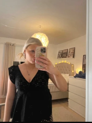 Svart v-ringad blus med spetsdetaljer - Fin tröja från SHEIN 