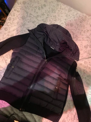 MONCLER CARDIGAN - Säljer min nuvarande favorit jacka då de börjar bli för liten. den är storlek L men skulle passa i M då den e slim fit. helt ny använd några gånger inga skador ingrt alls. DET BÄSTA MED DENNA ÄR OM DU LÄGGER EN TELEFON VID LOGGAN SÅ KOMMER MAN AUTOMATISKT IN PÅ MONCLER HEMSIDA. inga byten eller refunds. den är mörkblå färg. 