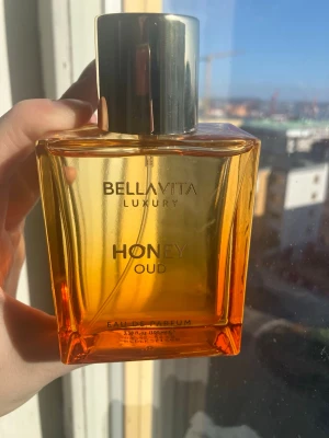 Bella Vita Honey Oud Eau de Parfum - Ny, lite för stark doft för min smak