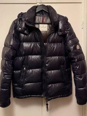 Moncler Maya - Äldre moncler maya modell som är i bra skick förutom en saknad dragkedjedragare med loggan på (se sista bilden). Hör av er vid frågor!