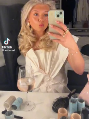 Vit topp med rosett - Säljer en superfin vit topp med stor rosett framtill.  Passar snyggt till både jeans och kjol!