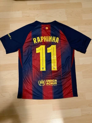 #11 Raphinha FC Barcelona Hemma Kit 2025/26 - Stilren fotbollströja i helt nytt skick. Tröjan har inte använts en endaste sekund.