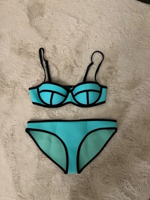 Den ikoniska bikinin från Triangl - Storlek S på överdelen och storlek M på underdelen!! Supersnygg och perfekt inför sommaren💘💘