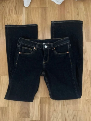 Mörkblå raka jeans - Säljer ett par mörkblå jeans med raka ben och klassisk femficksmodell. Originellt sätt storlek 38 men sitter mer som en 34/36 