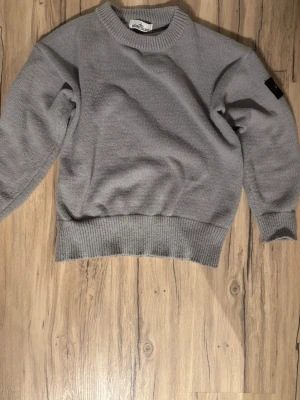 Stickad stone island tröja - En helt ny stickad stone island tröja. Säljer eftersom den är lite för stor för mig