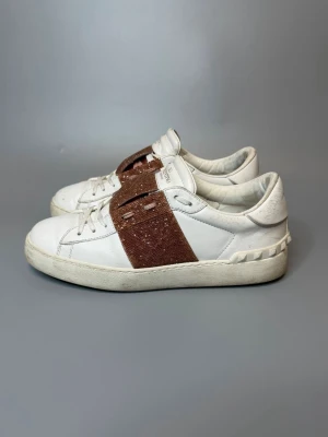 Valentino Skor - ‼️VI TAR EJ BYTEN‼️ Valentino sneakers | Skick: 7.5/10 | Storlek 40 EU | ingår enbart skorna vid köp! | Fraktar inom 24H efter köp på köparens bekostnad 📦💨 | Hör av dig vid minsta fråga eller fundering 💭 