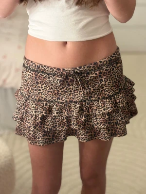 Leopardkjol leopard kjol minikjol kort Urban Outfitters trendig populär slutsåld sommar somrig cheetah print leopardmönster - Leopardkjol från Urban Outfitters, storlek XS. Kort modell! Nypris i butiken är 500:-