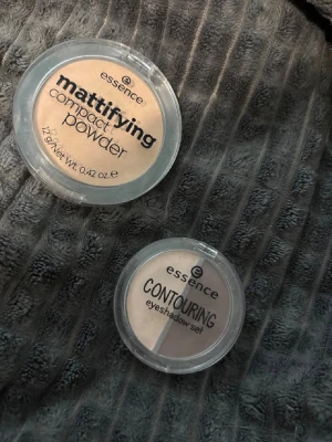 Essence mattifying compact powder - Mattifying compact powder från Essence i en ljus beige nyans. Kommer i en rund plastförpackning med genomskinligt lock. Perfekt för att få en matt finish och jämn hudton. Enkel att ta med i väskan och applicera under dagen.