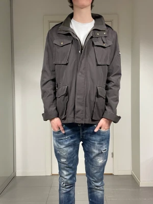 Woolrich Jacka  - säljer nu denna riktigt snygga woolrich jacka. jackan tillverkas ej längre så därav extra eftertraktad då en ej går att få tag på ny. nypris ligger på 6 000, skriv för fler bilder/frågor🙌🏼    