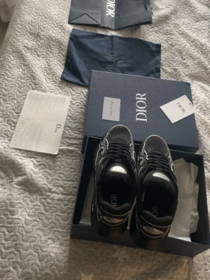 Dior b30 - Säljer ett par helt svarta Dior b30 skor. De har blivit för små för mig och har inte den stilen längre. Den kommer med hela boxen och kvittot så passa på att fixa nya skor till sommaren🤪